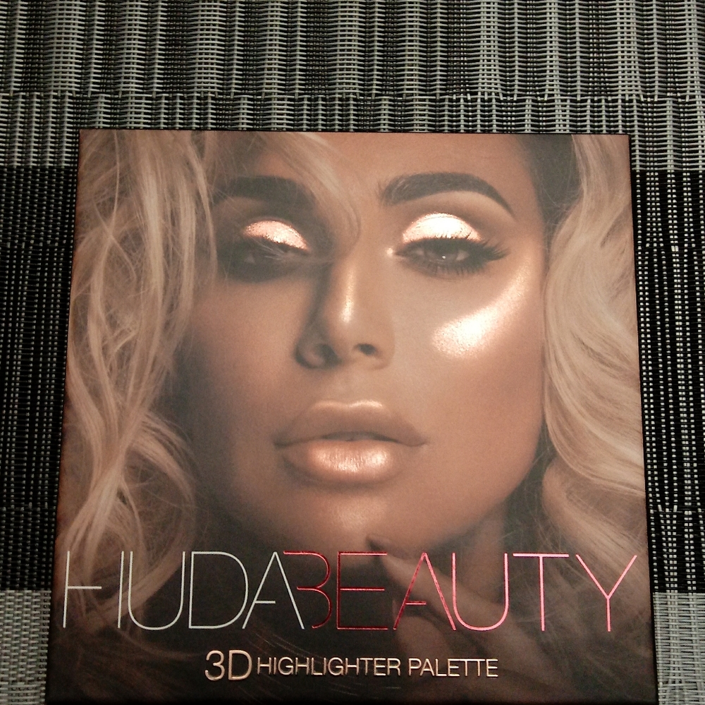 Huda beauty highlighter palette